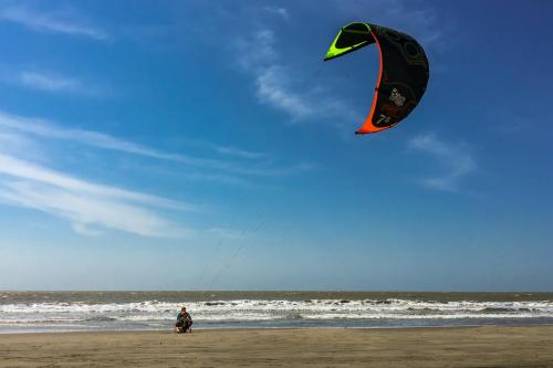 contorl del kite - clases de kitesurfing Caratagena - Colombia